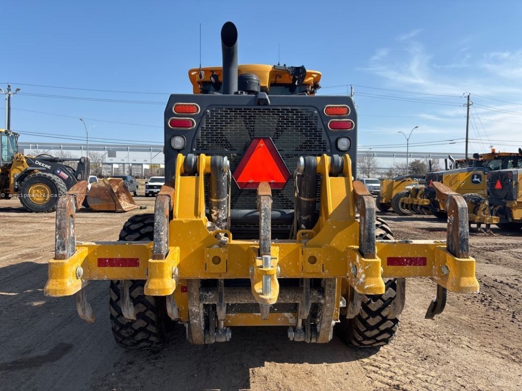 2024 John Deere 772G Image 4