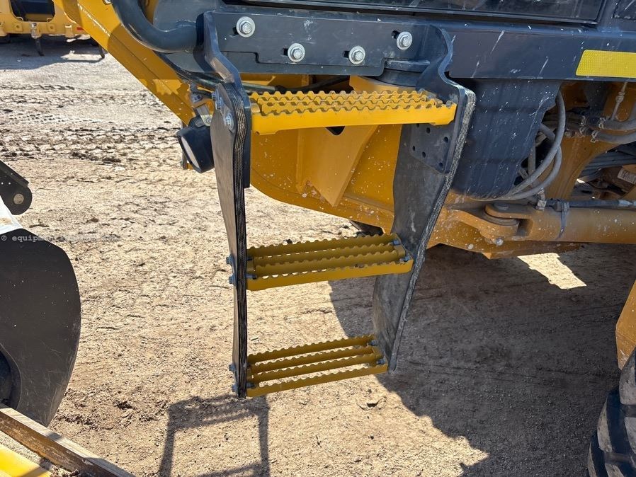 2024 John Deere 772G Image 16