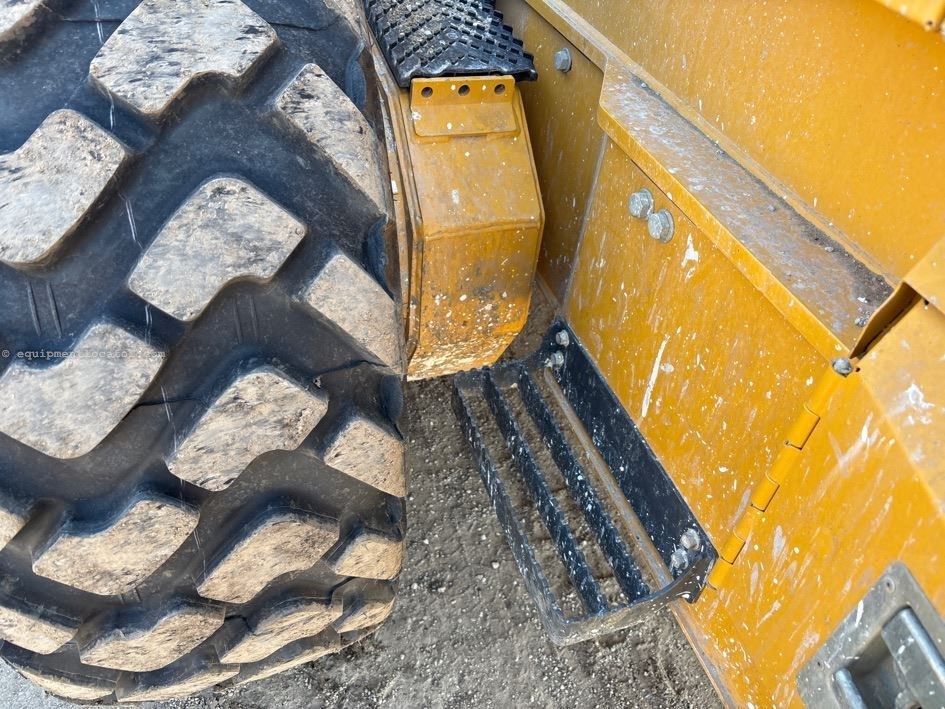 2024 John Deere 772G Image 23