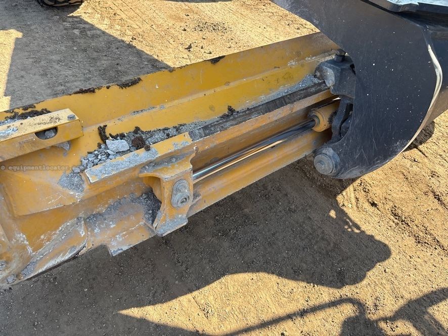 2024 John Deere 772G Image 32