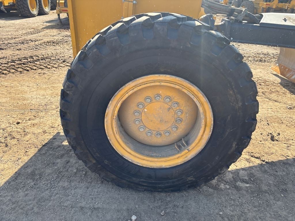 2024 John Deere 772G Image 33