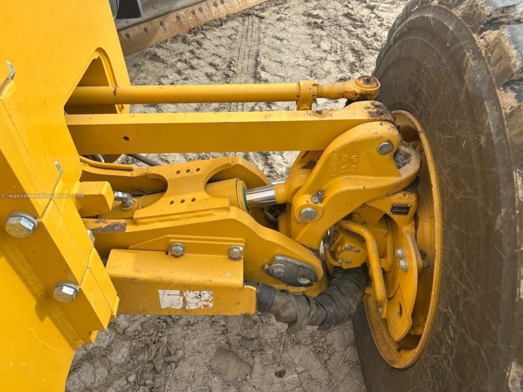 2024 John Deere 772G Image 10