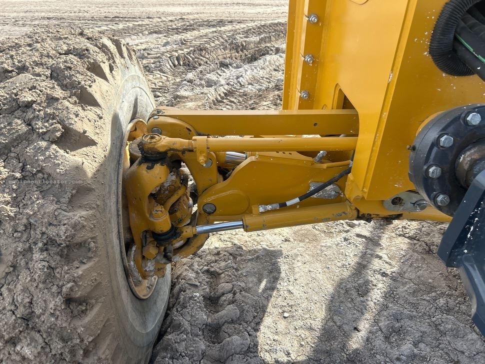 2024 John Deere 772G Image 10