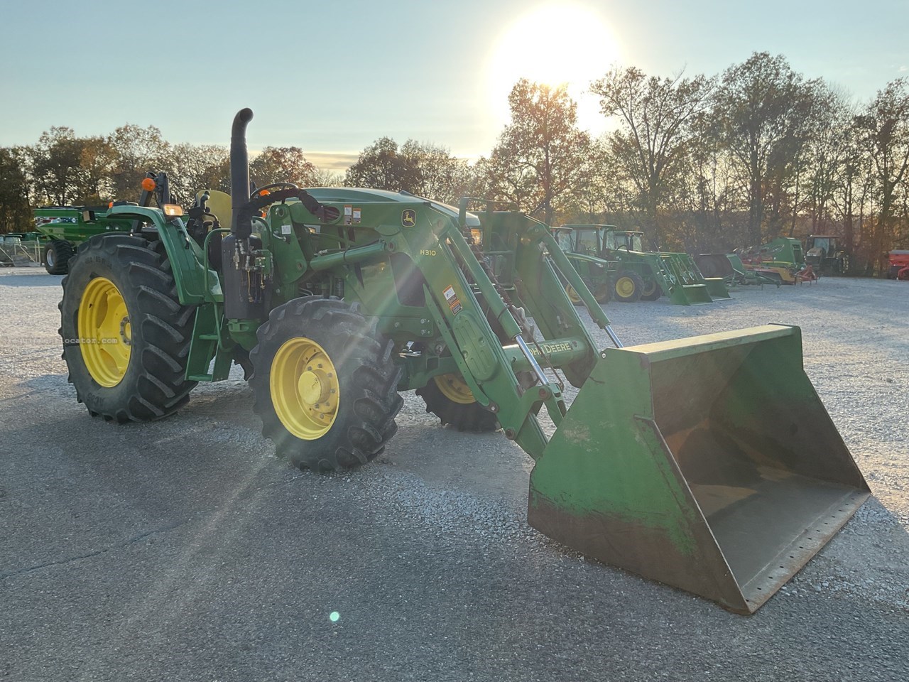 2020 John Deere 6105E Image 4