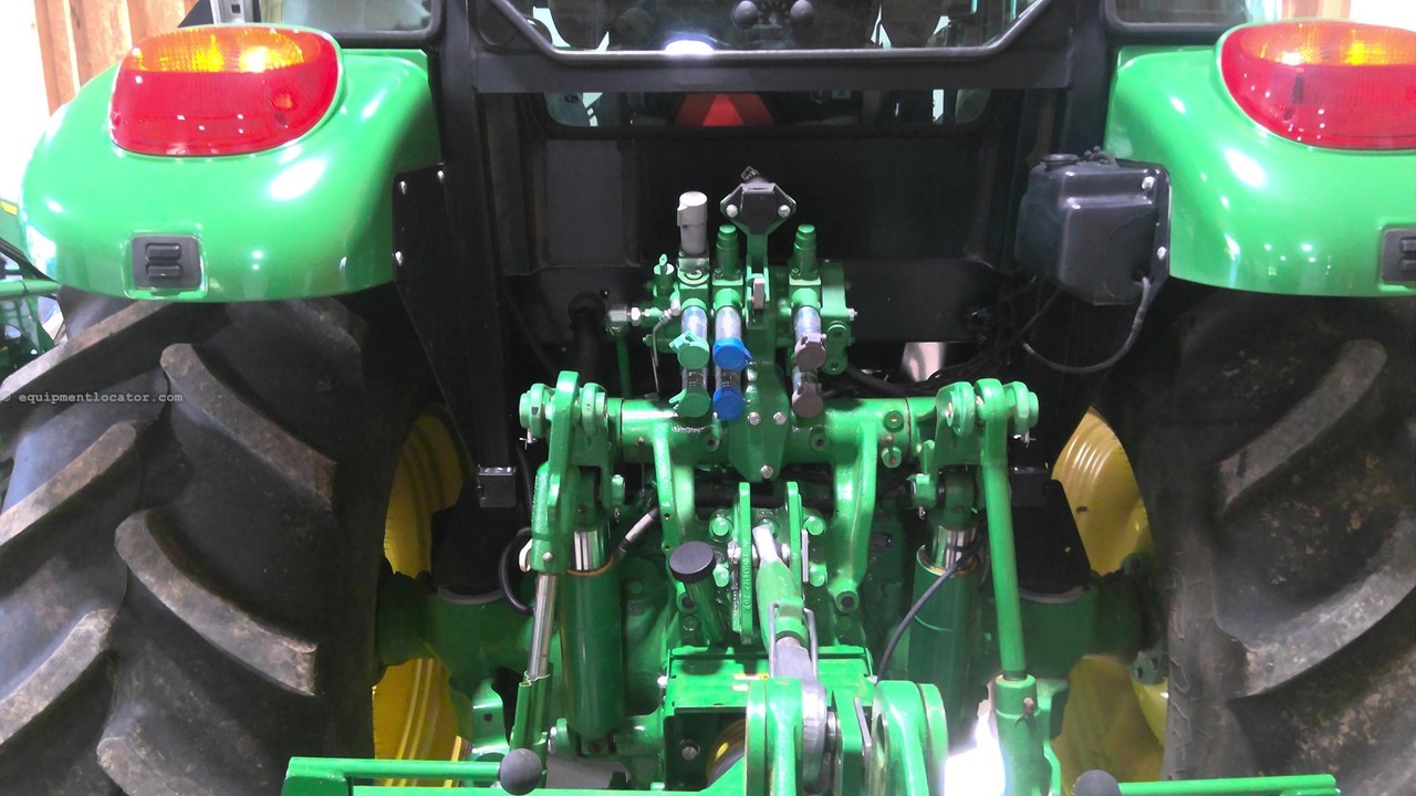2019 John Deere 5125R Image 10