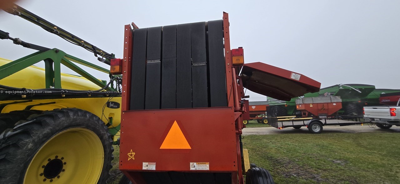 2011 New Holland BR7070 Image 10