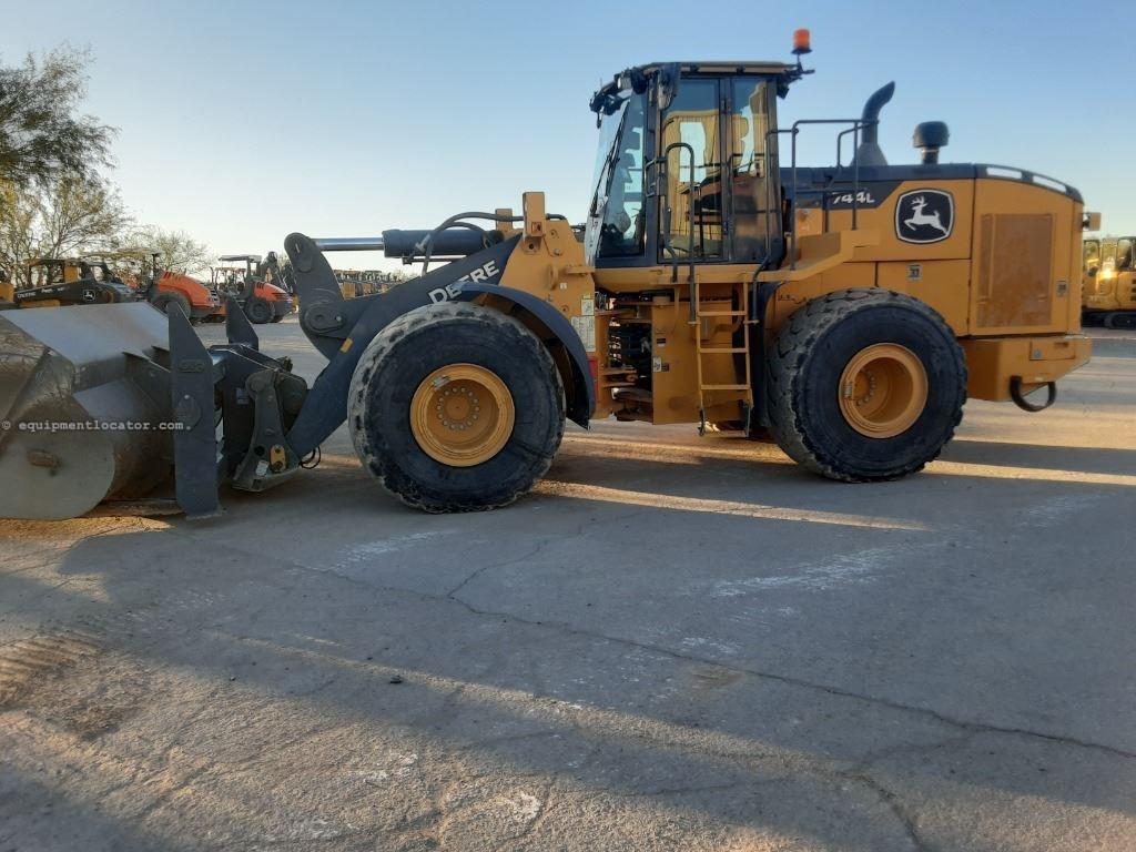 2021 John Deere 744L Image 10