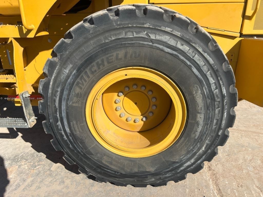 2021 John Deere 544P Image 32