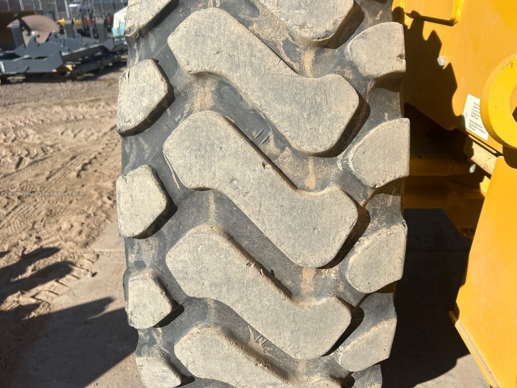 2021 John Deere 544P Image 37