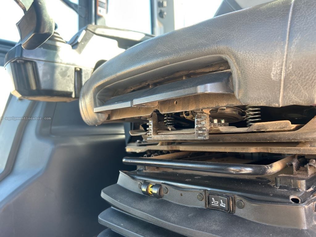 2021 John Deere 544P Image 41