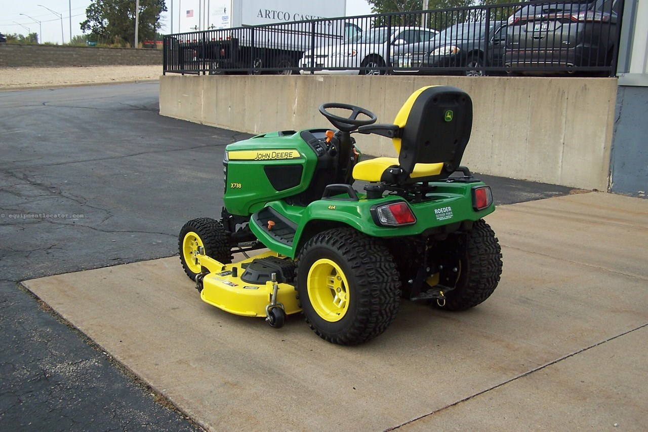 2022 John Deere X738 Image 3