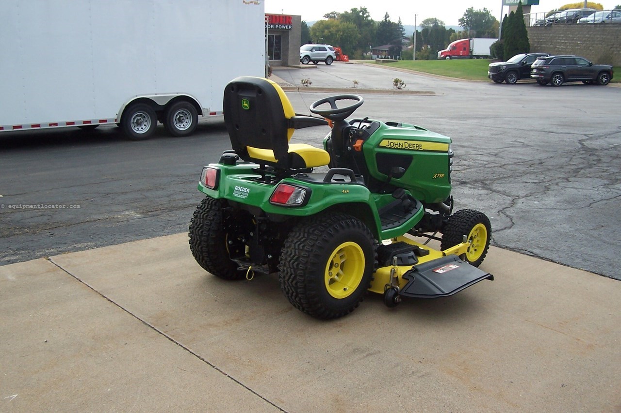 2022 John Deere X738 Image 4