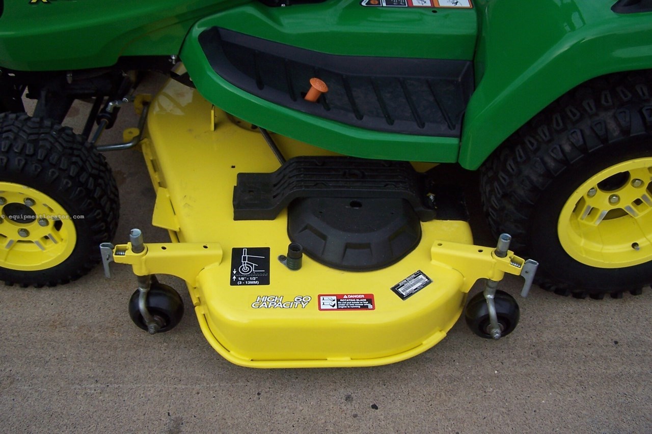2022 John Deere X738 Image 18