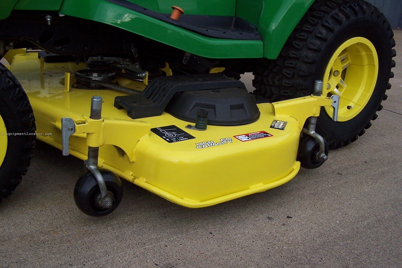 2022 John Deere X738 Image 19