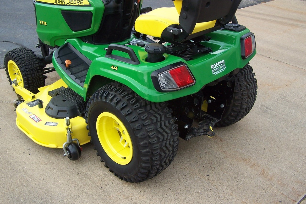 2022 John Deere X738 Image 22