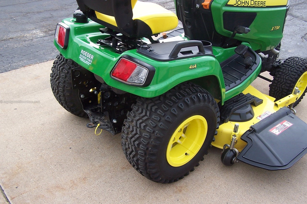 2022 John Deere X738 Image 24