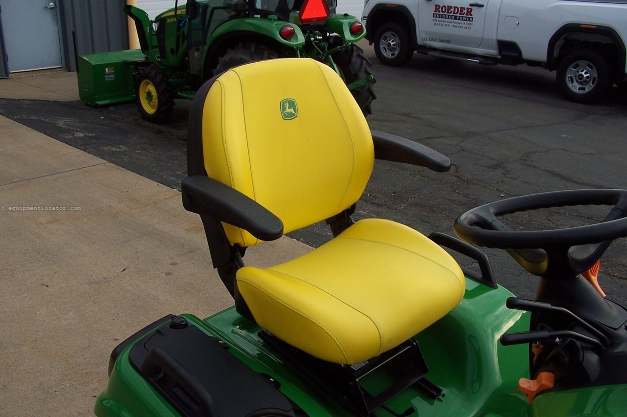 2022 John Deere X738 Image 29