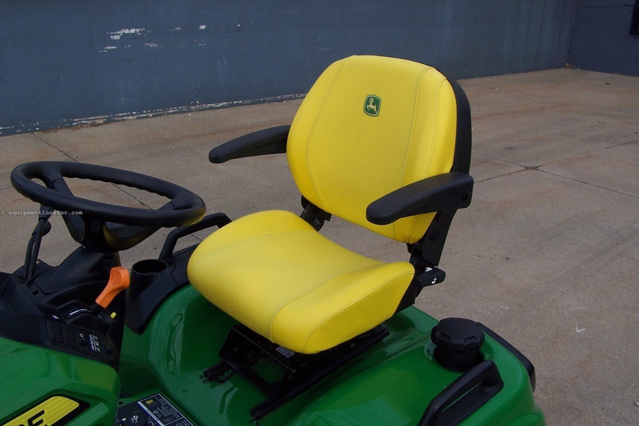 2022 John Deere X738 Image 30