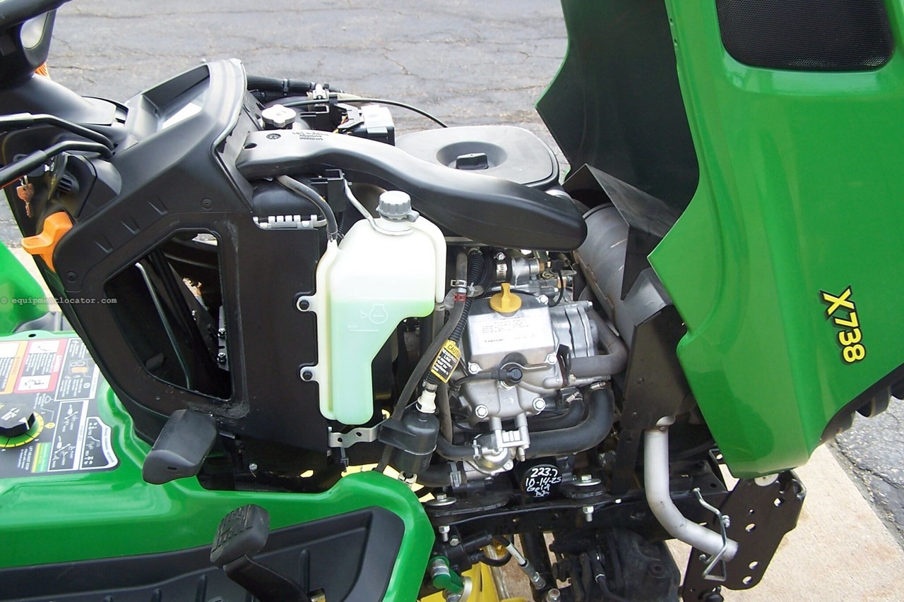 2022 John Deere X738 Image 32