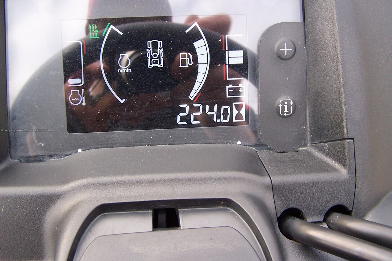 2022 John Deere X738 Image 33