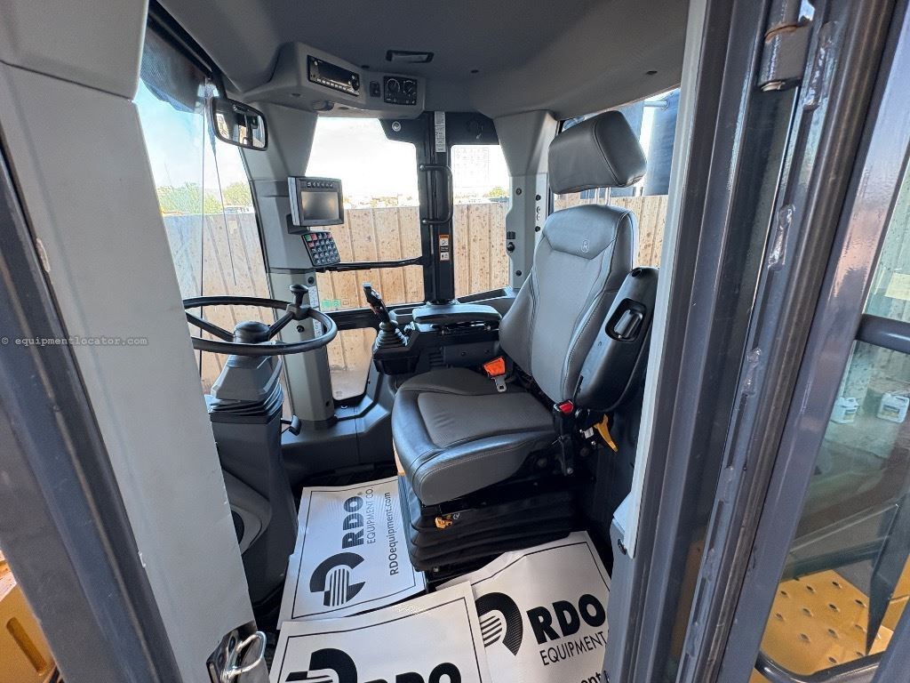 2023 John Deere 544P Image 7