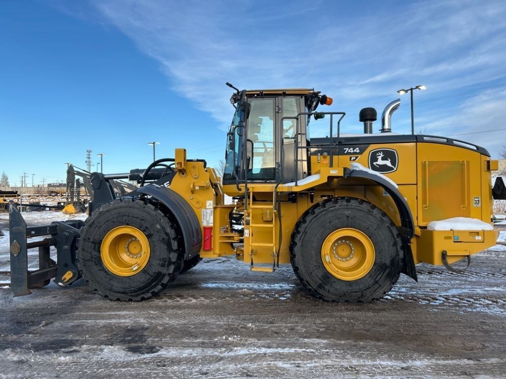 2023 John Deere 744P Image 2