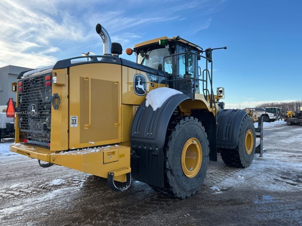 2023 John Deere 744P Image 5