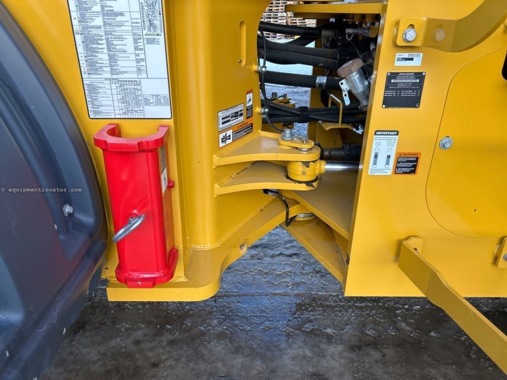 2023 John Deere 744P Image 18