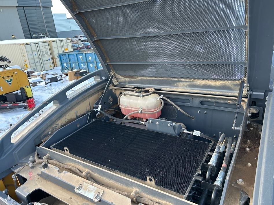 2023 John Deere 744P Image 24