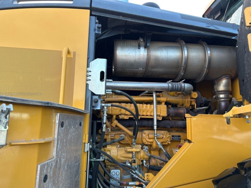 2023 John Deere 744P Image 28