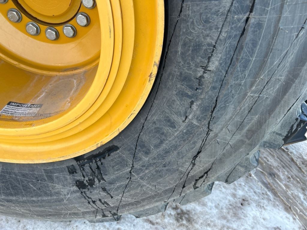 2023 John Deere 744P Image 33