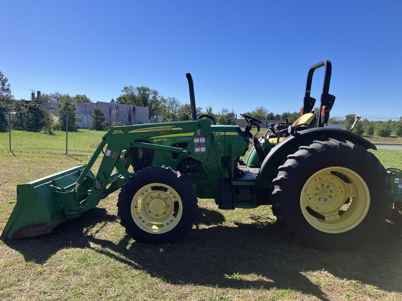 2009 John Deere 5085M Image 2