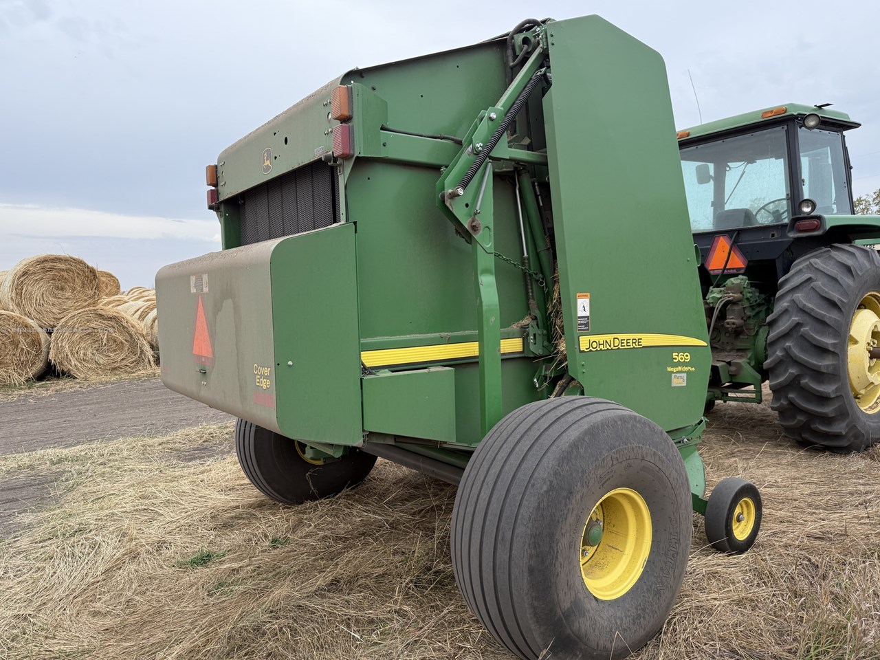 2015 John Deere 569 Image 2