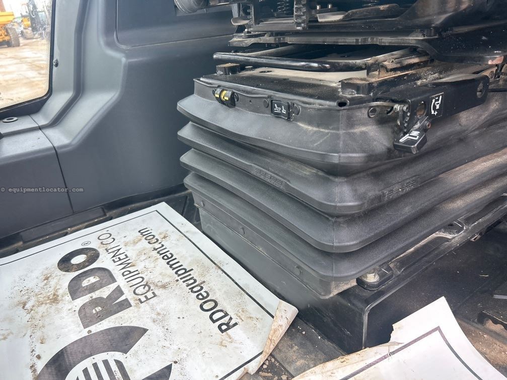 2024 John Deere 544P Image 41