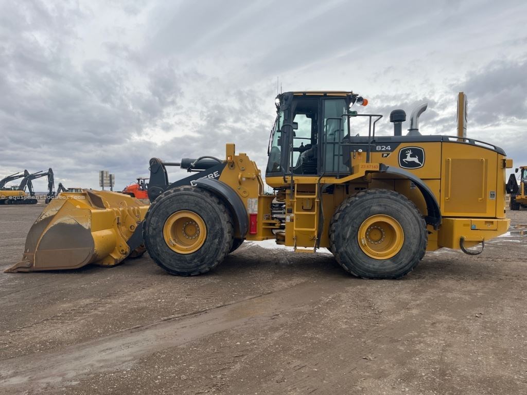 2023 John Deere 824P Image 2