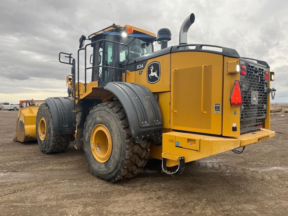 2023 John Deere 824P Image 3
