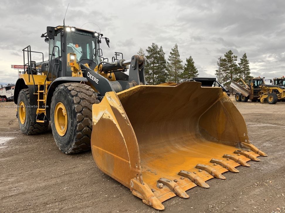 2023 John Deere 824P Image 7