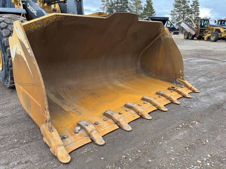 2023 John Deere 824P Image 11