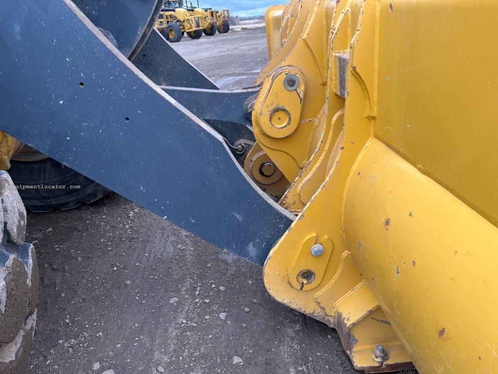 2023 John Deere 824P Image 13