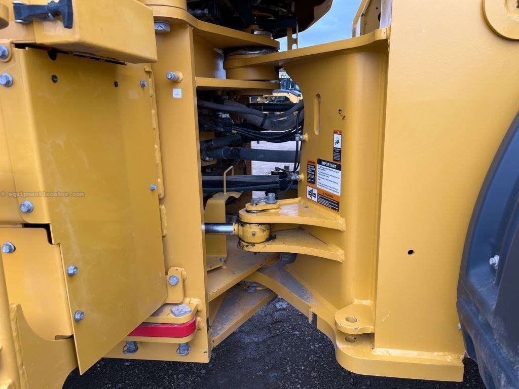 2023 John Deere 824P Image 16