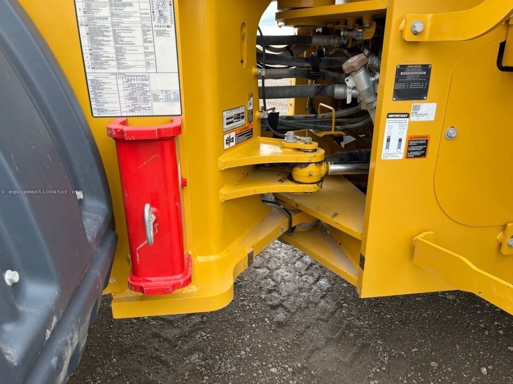 2023 John Deere 824P Image 17