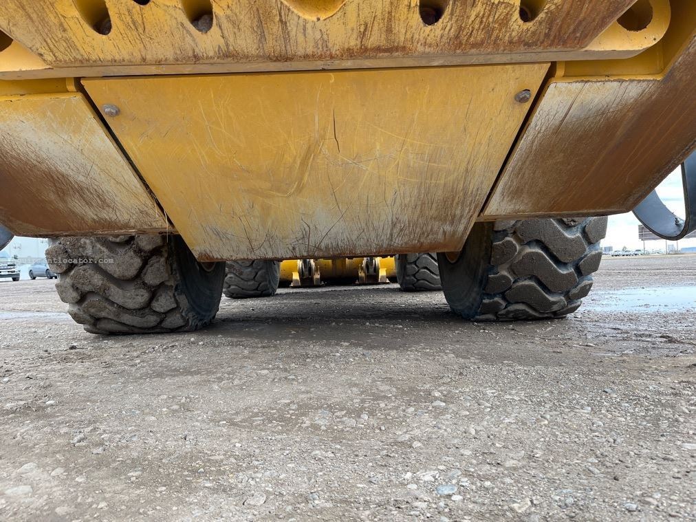 2023 John Deere 824P Image 26