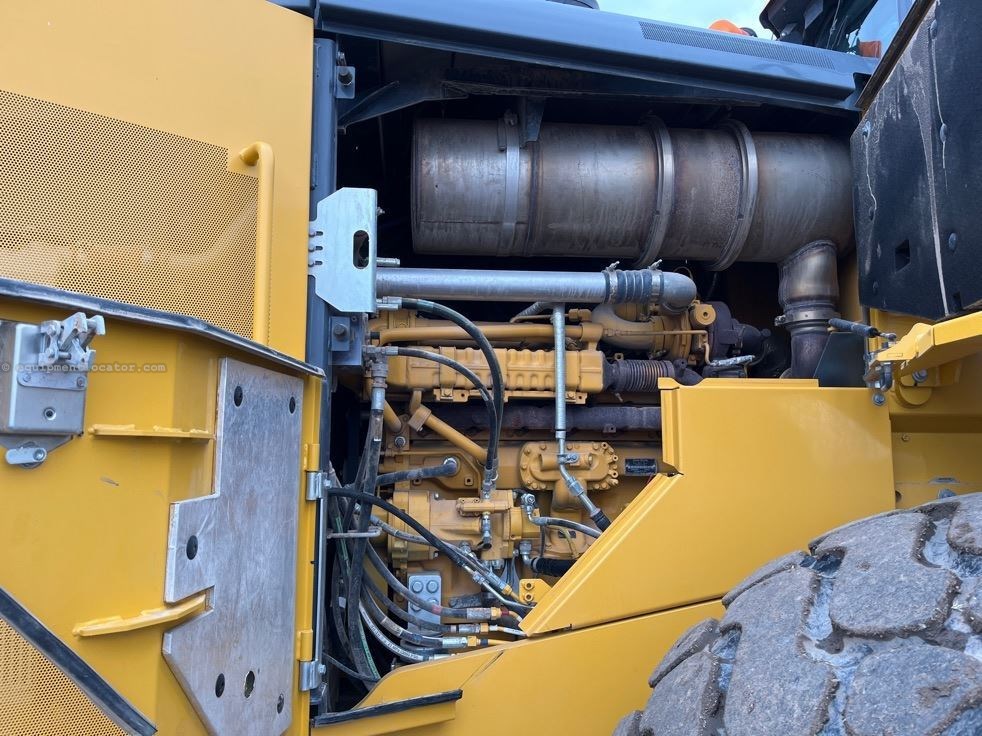 2023 John Deere 824P Image 28