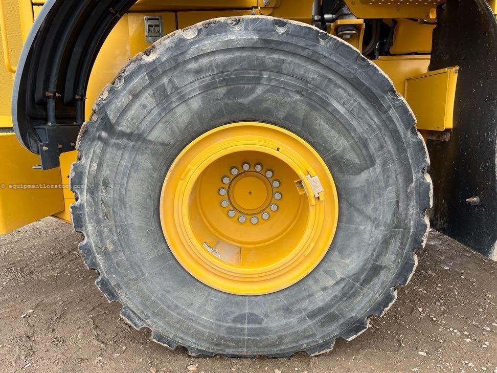 2023 John Deere 824P Image 31