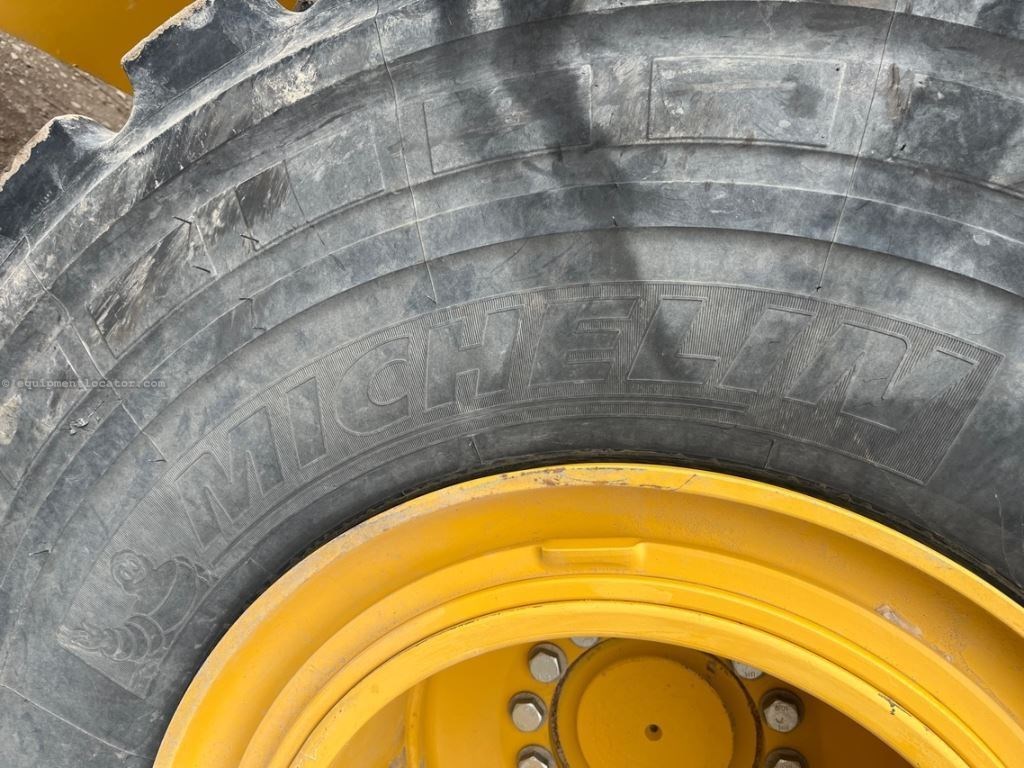 2023 John Deere 824P Image 32