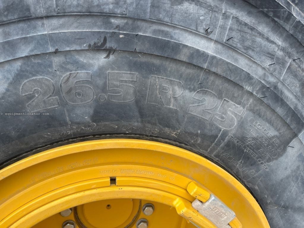 2023 John Deere 824P Image 33