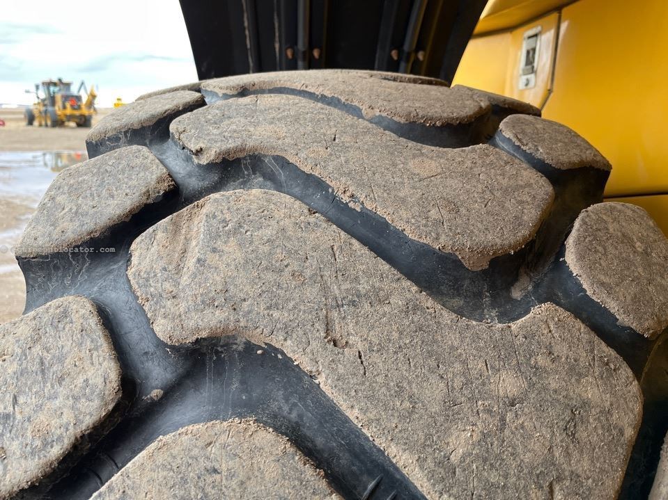 2023 John Deere 824P Image 36