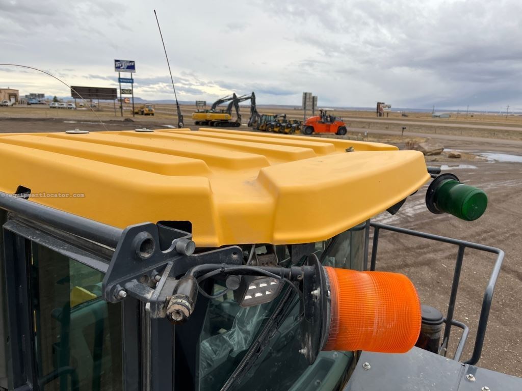 2023 John Deere 824P Image 37