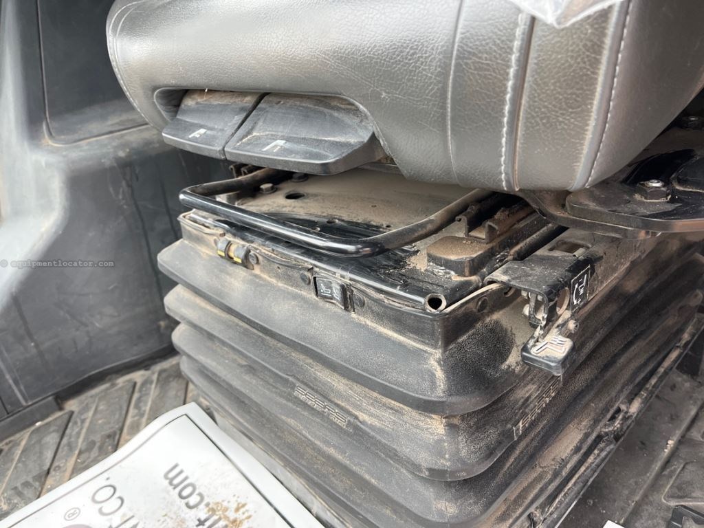 2023 John Deere 824P Image 40