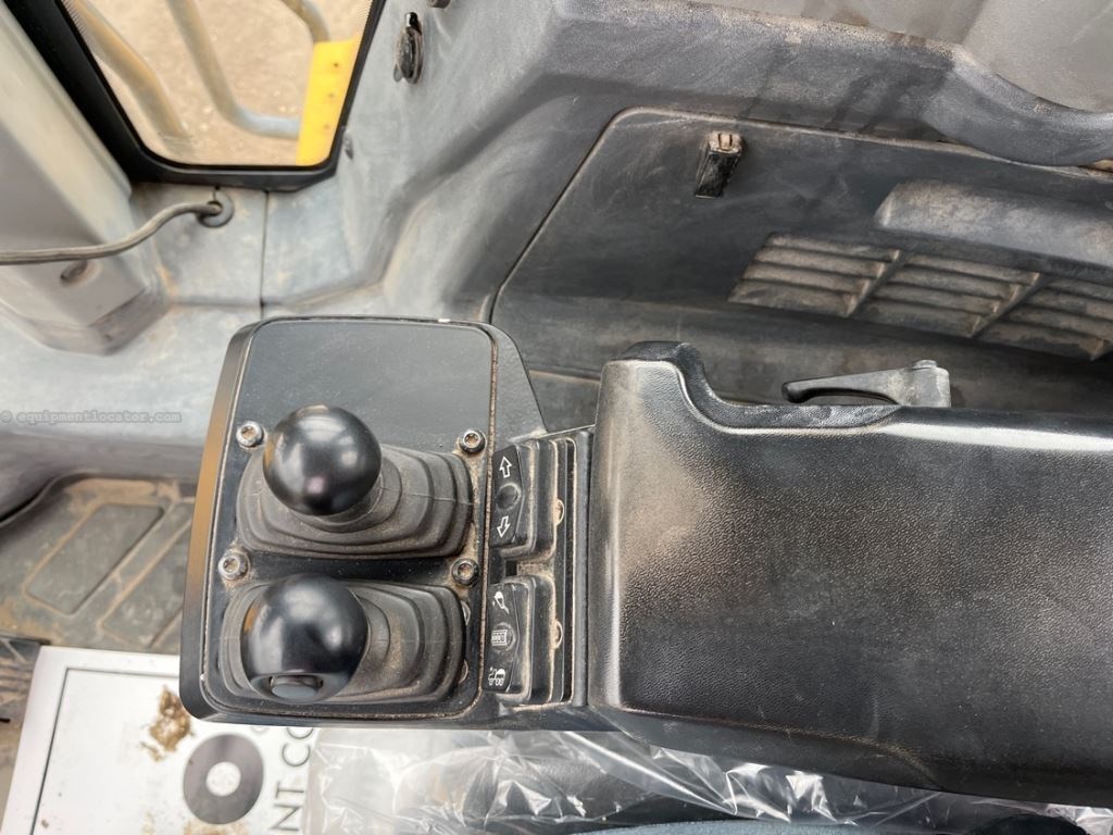 2023 John Deere 824P Image 41